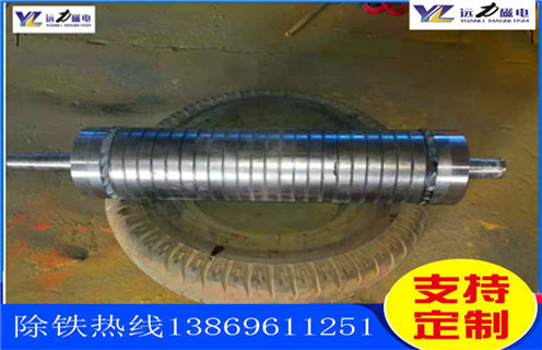 石英砂除鐵磁選機(jī)的性能特點(diǎn)_釩鈦鐵礦石英砂除鐵磁選機(jī)的性能特點(diǎn)型號參數(shù)及磁場強(qiáng)度，石英砂除鐵磁選機(jī)按磁場的強(qiáng)度分強(qiáng)磁除鐵機(jī)和低磁除鐵機(jī)，強(qiáng)磁除鐵機(jī)的磁場強(qiáng)度在12000高斯到15000高斯之間，低磁除鐵機(jī)的磁場強(qiáng)度在3000高斯左右。不同的礦物的則需要不同的選礦設(shè)備，結(jié)構(gòu)性質(zhì)的不同來選擇不同的磁場。遠(yuǎn)力磁電的磁選設(shè)備型號齊全，規(guī)格標(biāo)準(zhǔn)，質(zhì)量可靠，是廣大礦山公司的理想合作伙伴。 一、石英砂除鐵磁選機(jī)的性能特點(diǎn)_釩鈦鐵礦石英砂除鐵磁選機(jī)的性能特點(diǎn)型號參數(shù)及磁場強(qiáng)度 石英砂除鐵磁選機(jī)是一種永磁除鐵器，采用超強(qiáng)稀土永磁釹鐵硼作為磁源，磁笥能穩(wěn)定，磁路設(shè)計(jì)獨(dú)特，此除鐵器磁力強(qiáng)，磁場梯度高，吸力遠(yuǎn)大于國標(biāo)除鐵器;具有自動糾偏功能的腰鼓形滾筒，全密封鑄鋼軸承座，保證除鐵器在各種惡劣環(huán)境下長期無故障工作。其廣泛應(yīng)用于煤礦、碼頭、火力發(fā)電、水泥、建材等行業(yè)。 二、石英砂除鐵磁選機(jī)的性能特點(diǎn)_釩鈦鐵礦石英砂除鐵磁選機(jī)的性能特點(diǎn)型號參數(shù)及磁場強(qiáng)度性能特點(diǎn): 1、采用計(jì)算機(jī)模擬磁路設(shè)計(jì)，磁場分布不合理，透磁深度大。 2、除鐵器本體比電磁除鐵器簡化，不需勵磁電源，不需冷卻系統(tǒng)。 3、省電節(jié)能，故障率低。 4、操作簡單，運(yùn)行安全可靠