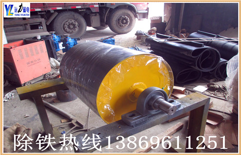 　　采用永磁滾筒的強(qiáng)磁處理碳酸鈣水效果顯著,高爐冷卻系統(tǒng)對(duì)于高爐正常生產(chǎn)和長壽至關(guān)重要.如果冷卻水有問題,在冷卻器水管內(nèi)部沉淀雜質(zhì)或結(jié)垢或被腐蝕,那么這些部位就會(huì)產(chǎn)生局部過熱現(xiàn)象,造成溫度的上升,無論冷卻器在設(shè)計(jì)上多么合理,終究擺脫不了被燒壞的命運(yùn).那什么能夠解決的這種棘手的問題呢?那就是永磁滾筒,接下來就由濰坊遠(yuǎn)力小編給大家介紹一下永磁滾筒如何運(yùn)用技術(shù)著手處理高爐循環(huán)冷卻水的. 　　采用永磁滾筒的強(qiáng)磁處理循環(huán)冷卻水可抑制碳酸鈣沉淀的生成,使得原來附著在管壁上的舊垢明顯脫落.經(jīng)過對(duì)試驗(yàn)數(shù)據(jù)的整理分析,得到磁化防垢效果的最佳方案為磁場(chǎng)強(qiáng)度為34000 Gs.磁處理能夠起到降低pH值的作用.冷卻水的pH值隨著時(shí)間的延長而增加,pH 值的增大將有助于垢的生成.研究表明永磁滾筒中的磁處理能夠減緩pH值的增長速度,故能起到防垢抑垢的作用.水樣靜止12h后pH值的變化規(guī)律與試驗(yàn)進(jìn)行中類似,說明磁處理具有“記憶效應(yīng)”.隨著時(shí)間的增加.水溫的升高,經(jīng)過磁場(chǎng)強(qiáng)度34000Gs處理的循環(huán)水的電導(dǎo)率下降的時(shí)間推后,使析出晶核的時(shí)間延長,抑制沉淀的產(chǎn)生